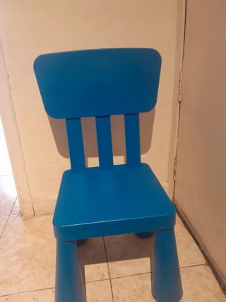 Mesa y 2 sillas para niños