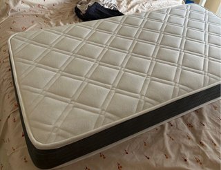 Cuna de bebé blanca y colchón