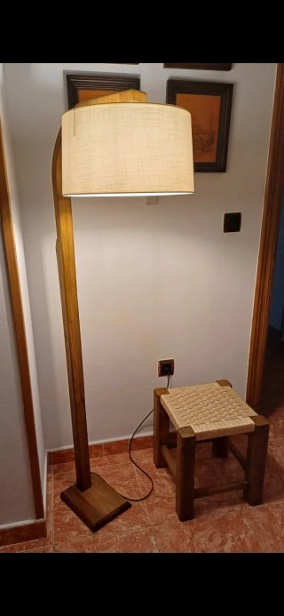 Lámpara de pie de madera y tela