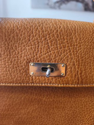 Bolso de piel marrón