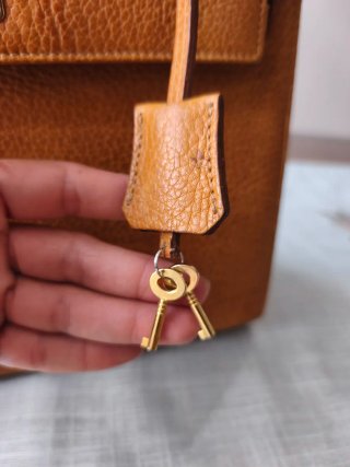 Bolso de piel marrón