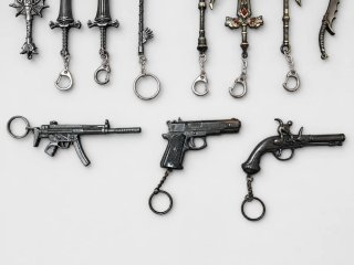 Llaveros de armas y espadas