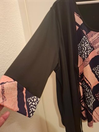 Camisa negra y rosa con estampado