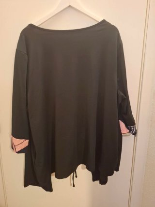 Camisa negra y rosa con estampado