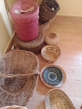 Cestas de mimbre y ratán variadas