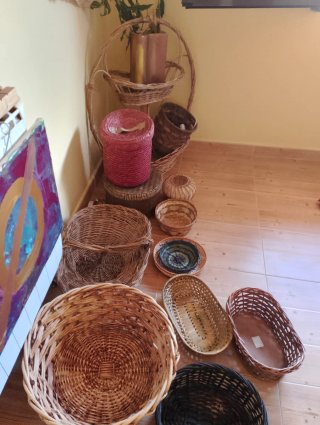 Cestas de mimbre y ratán variadas