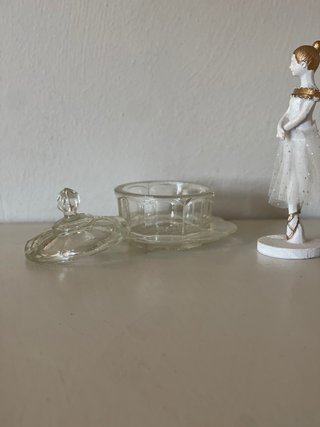 Contenitore in vetro con coperchio e piattino