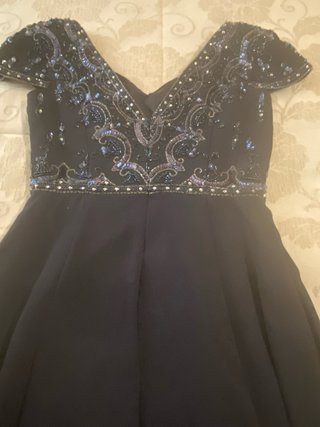 Vestido de fiesta azul marino con pedrería