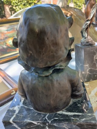 Figura de bronce niño