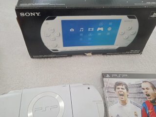 Console PSP Bianca + Giochi FIFA 10 e 11