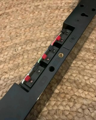 Barra de Sonido TV Yamaha Negra y Plateada.