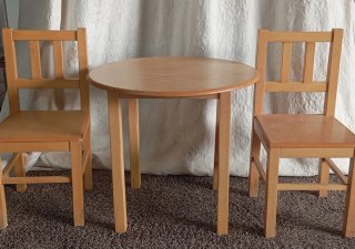 Mesa y 2 sillas infantiles de madera