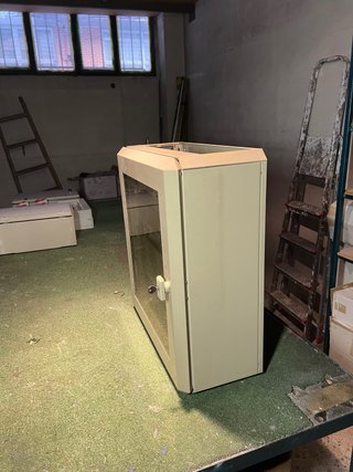 Cuadro Eléctrico Metálico y puerta de cristal.