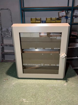 Cuadro Eléctrico Metálico y puerta de cristal.