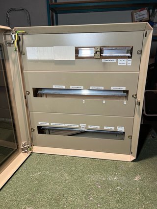 Cuadro Eléctrico Metálico y puerta de cristal.