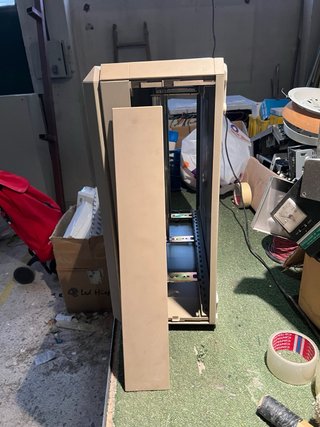 Cuadro Eléctrico Metálico y puerta de cristal.