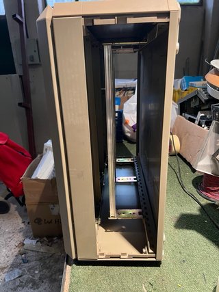 Cuadro Eléctrico Metálico y puerta de cristal.