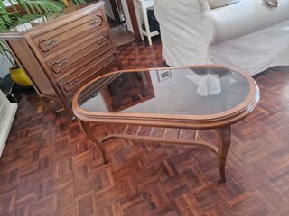 Mesa de centro ovalada de madera y cristal