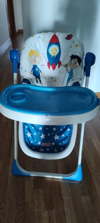 Trona de bebé con diseño espacial