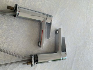 Dos grifos de lavabo cromados