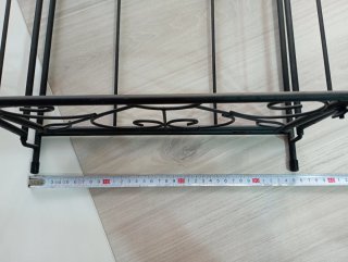 Estantería pequeña de metal negra