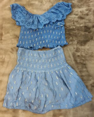 Conjunto top y falda azul con detalles dorados