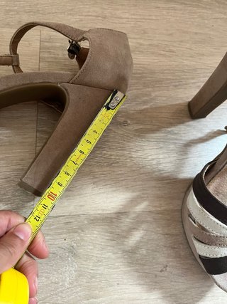 Sandalias de tacón beige y marrón