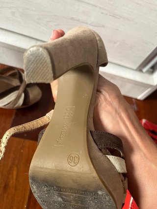 Sandalias de tacón beige y marrón