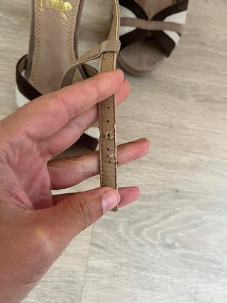 Sandalias de tacón beige y marrón