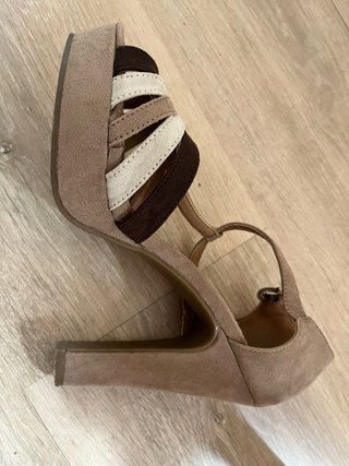 Sandalias de tacón beige y marrón