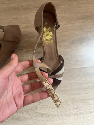 Sandalias de tacón beige y marrón