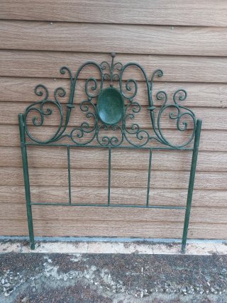 Cabecero forja verde con detalle floral