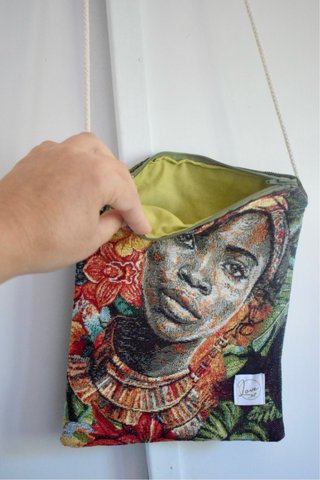 Bolso gobelino artesanal mujer retrato floral