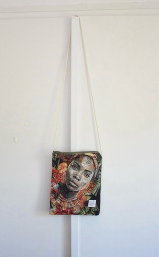Bolso gobelino artesanal mujer retrato floral