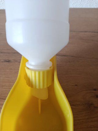 Bebedero para mascotas amarillo