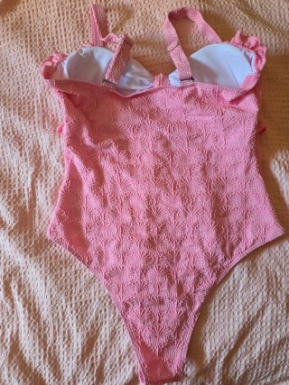 Bañador rosa con volantes y lazo