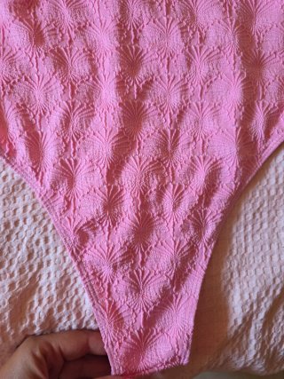 Bañador rosa con volantes y lazo