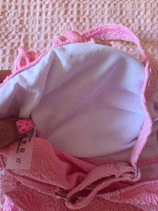 Bañador rosa con volantes y lazo