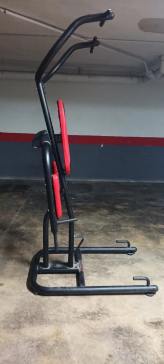 Varias máquinas de musculación junto con pesas y m