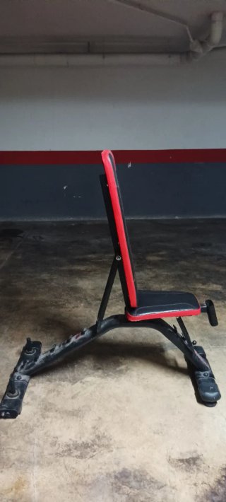 Varias máquinas de musculación junto con pesas y m
