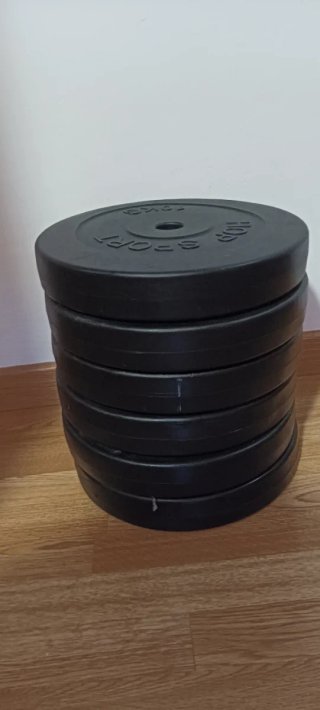 Varias máquinas de musculación junto con pesas y m