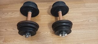 Varias máquinas de musculación junto con pesas y m