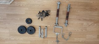 Varias máquinas de musculación junto con pesas y m