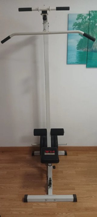 Varias máquinas de musculación junto con pesas y m