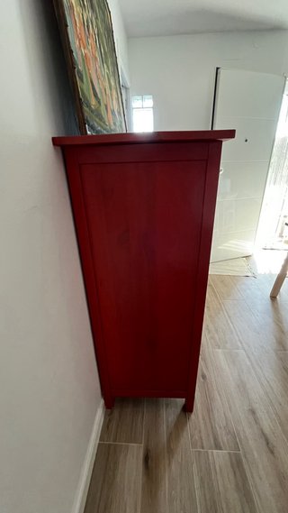 Vitrina IKEA Hemnes Roja con tiradores Zara HOME