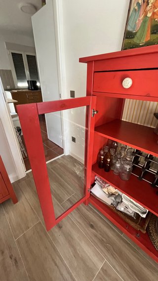 Vitrina IKEA Hemnes Roja con tiradores Zara HOME