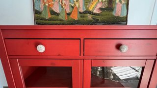 Vitrina IKEA Hemnes Roja con tiradores Zara HOME