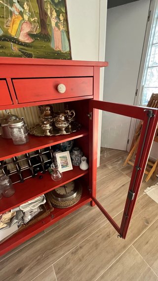 Vitrina IKEA Hemnes Roja con tiradores Zara HOME