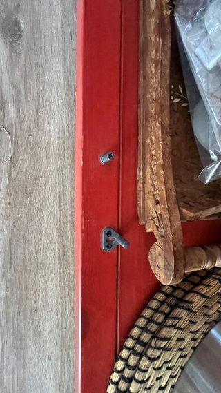 Vitrina IKEA Hemnes Roja con tiradores Zara HOME