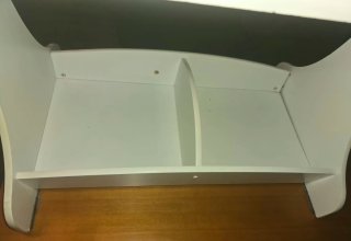 Cuna de madera para bebé con móvil